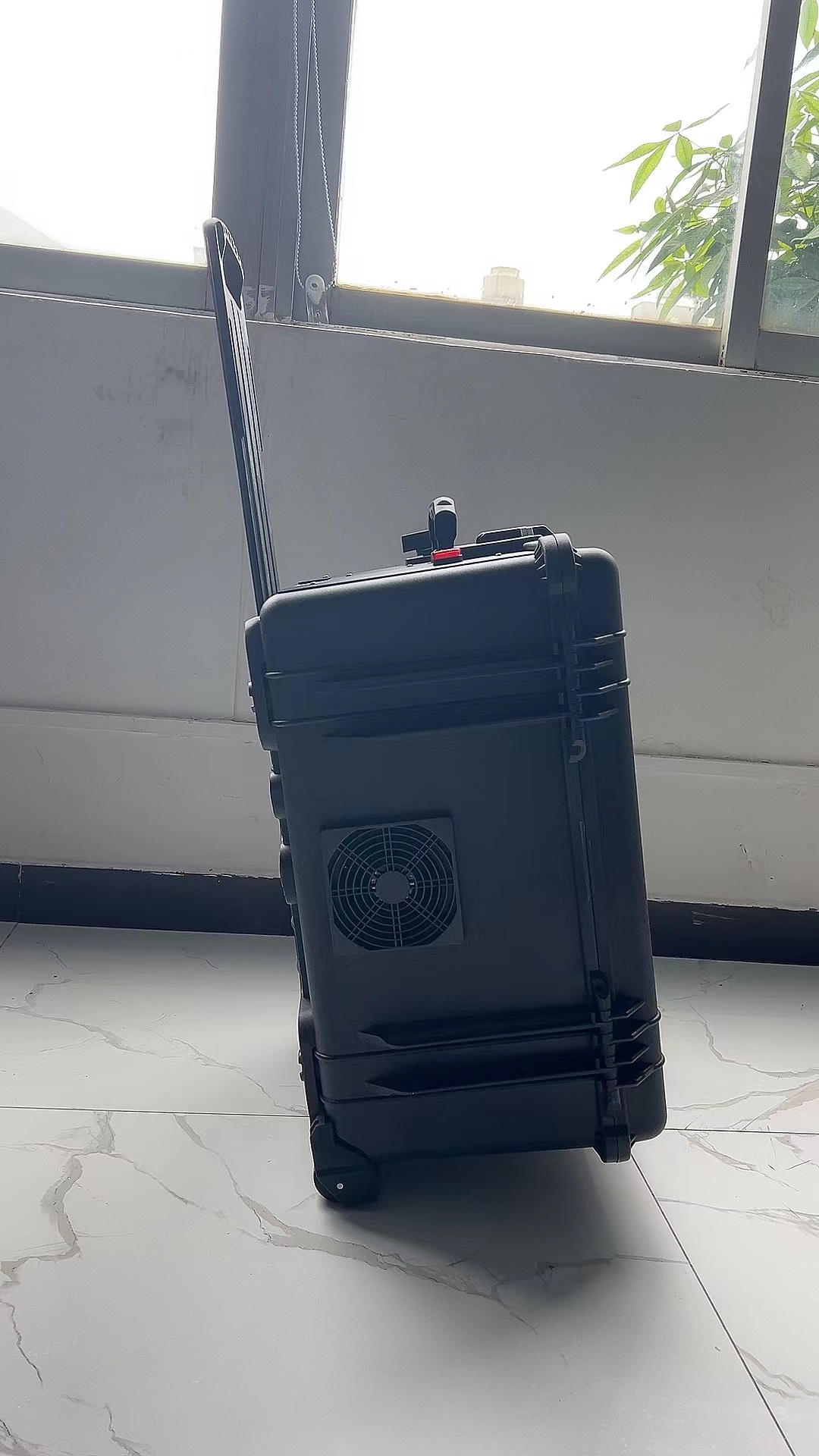 施秉手拉箱型移动通信干扰器